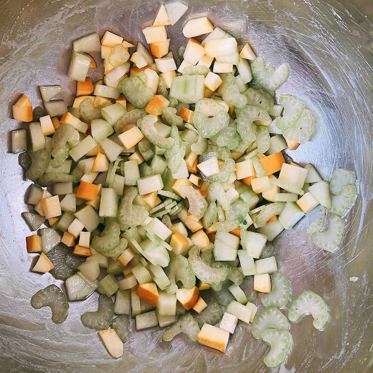 . Faire cuire le quinoa, l’égoutter et laisser reposer pour servir froid
. Couper les fruits et légumes en brunoise : concombre, pommes, céleri, courgette
. Mélanger et arroser de citron pour que la pomme ne noircisse pas.