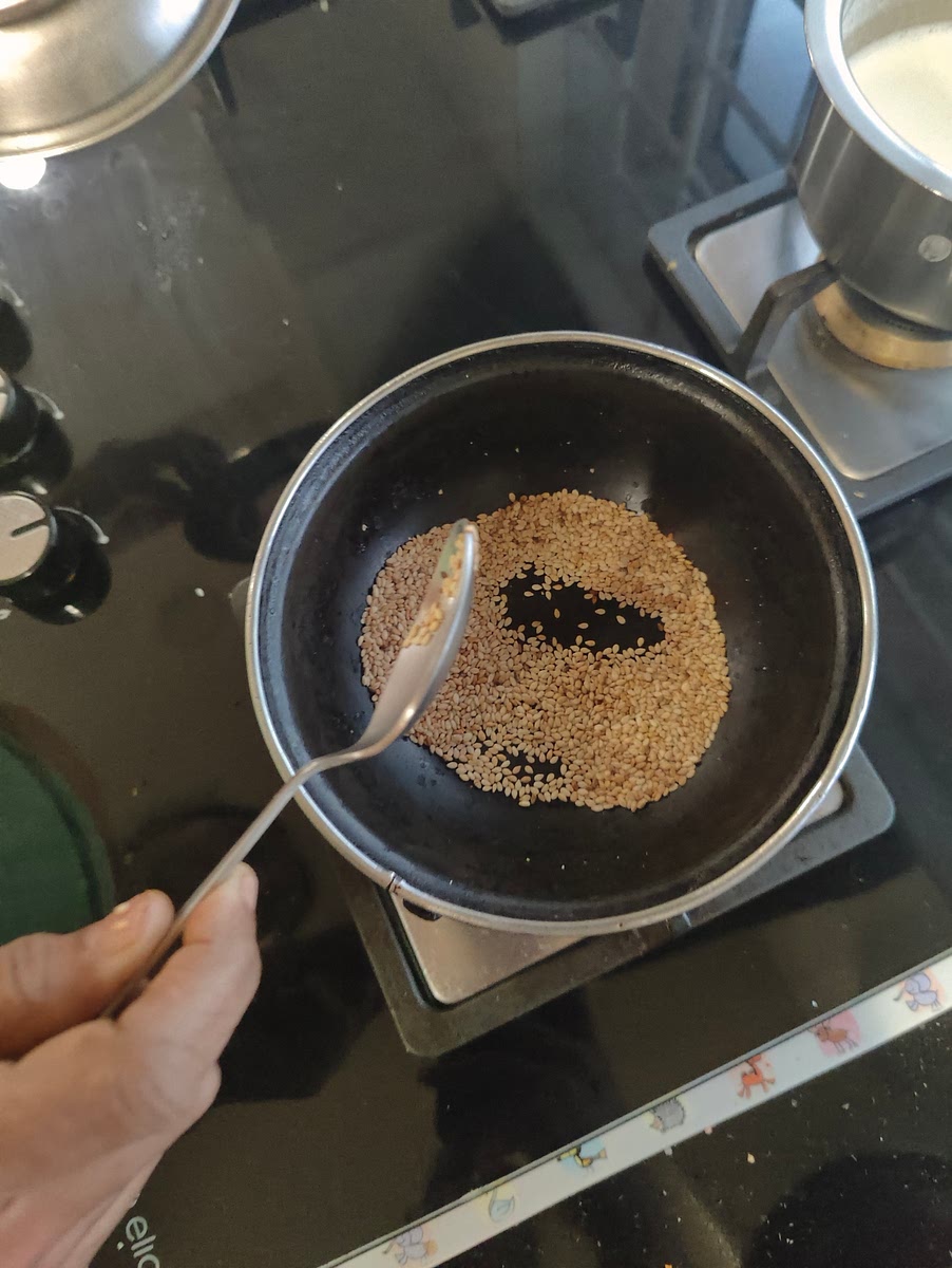 In a hot pan, without oil, let it pop turn crispy and keep it aside.