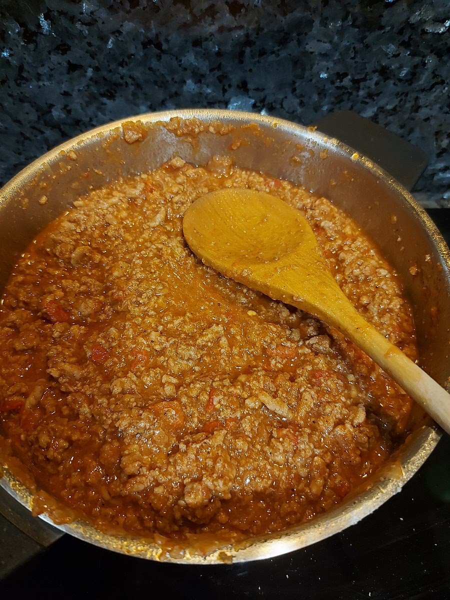 Incorporar el tomate triturado y dejar cocinar a fuego bajo unos 40 minutos.