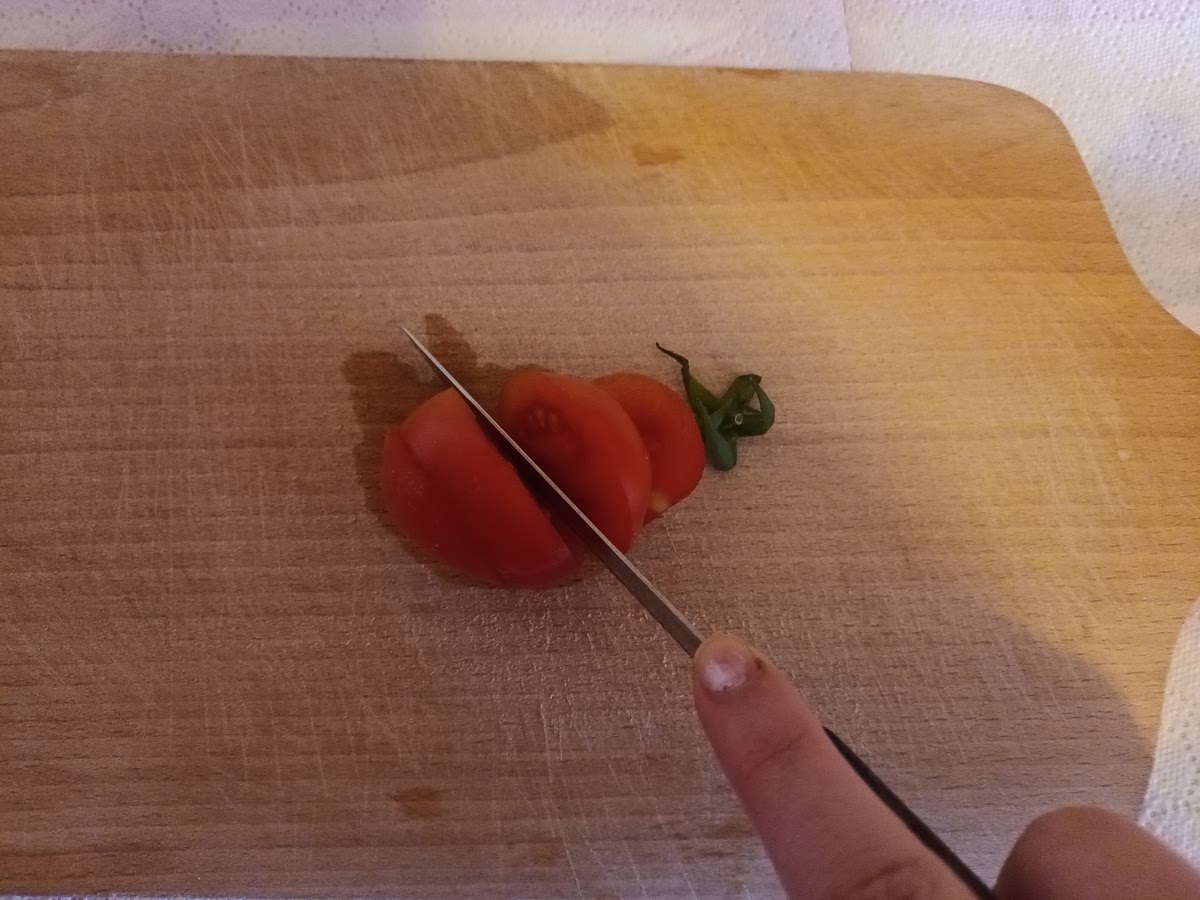 Cut the vegetables into medium pieces