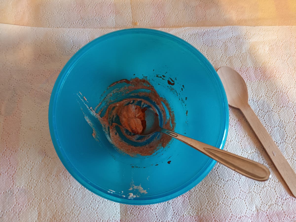 1 spoon of tomato sauce,
1 spoon of mayo.
A little bit of chilli powder,
A finger of salt and pepper,
And a quarter of red onion,
So that you mix better!