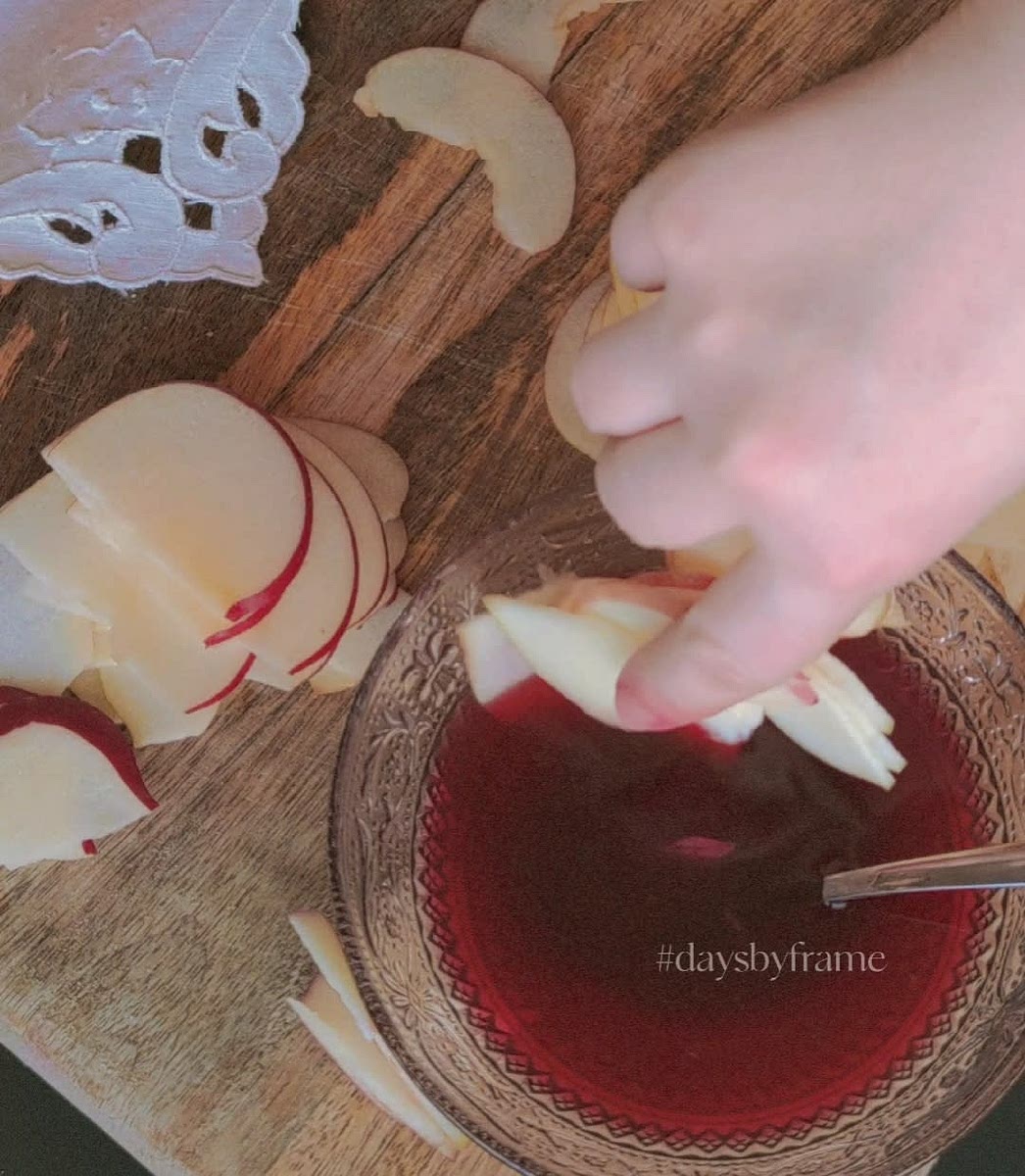 4) place the good apple slices into a bowl with water and lemon juice for 10min. so the apples wont burn in the over. Optional: add food colorant.