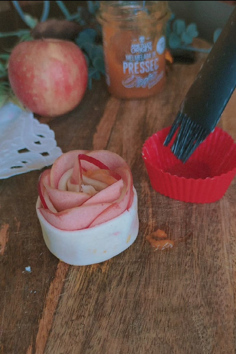 7) Place the roses inside cupcake molds so it will not loose the shape in the oven and bake them at 180° for 35-40min.