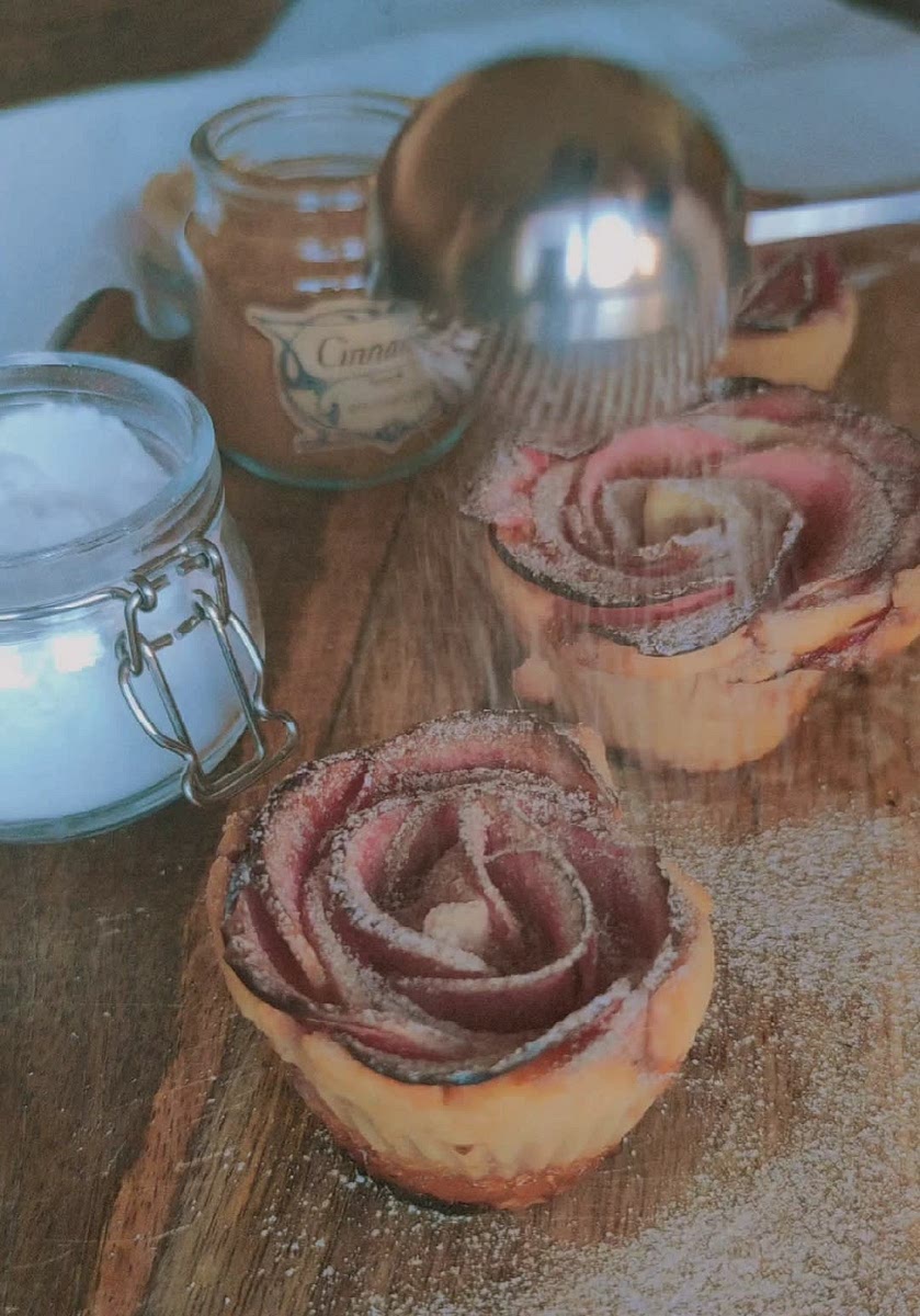 8) When baked, take them out of the oven and let them rest until cooled down. Sprinke a mix or erythritol powder and cinnamon powder over the roses and they're ready to eat! 🌹