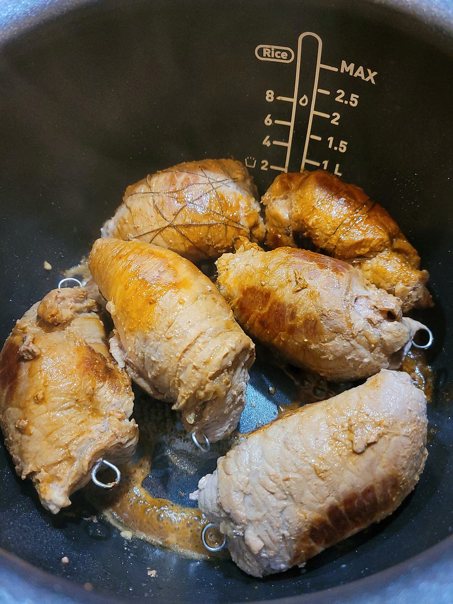 Im Schnellkochtopf etwas Öl erhitzen, die Rouladen darin von allen Seiten gut anbraten. Etwa 1/2 - 3/4 Liter Wasser angießen, das Lorbeerblatt, Salz und Pfeffer hinzufügen und den Topf schließen, kochen lassen.