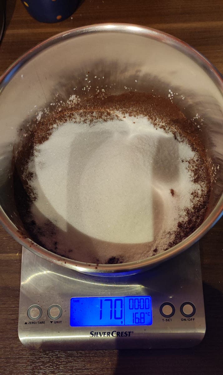 Mélanger à froid tout les ingrédients en finissant par le lait dans une casserole.