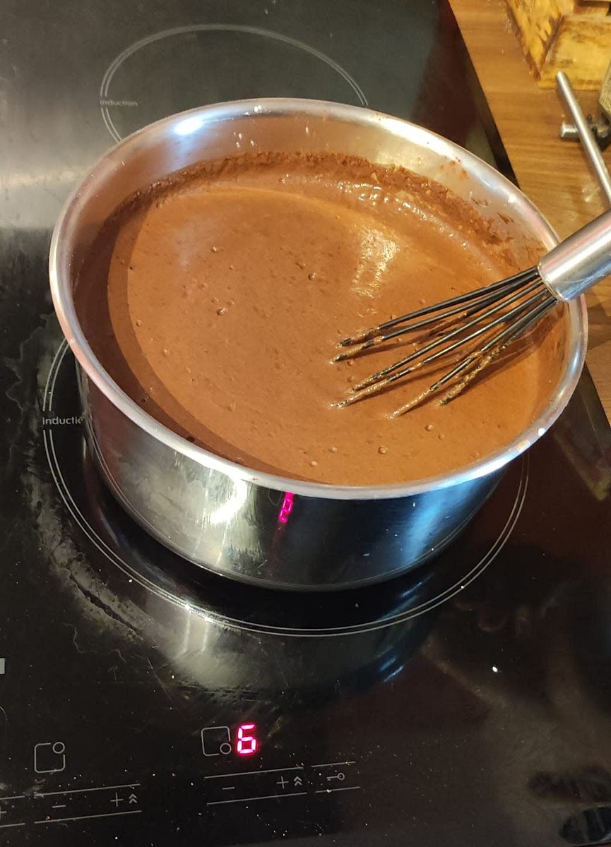 Puis porter lentement à ébullition pour obtenir une crème onctueuse.
