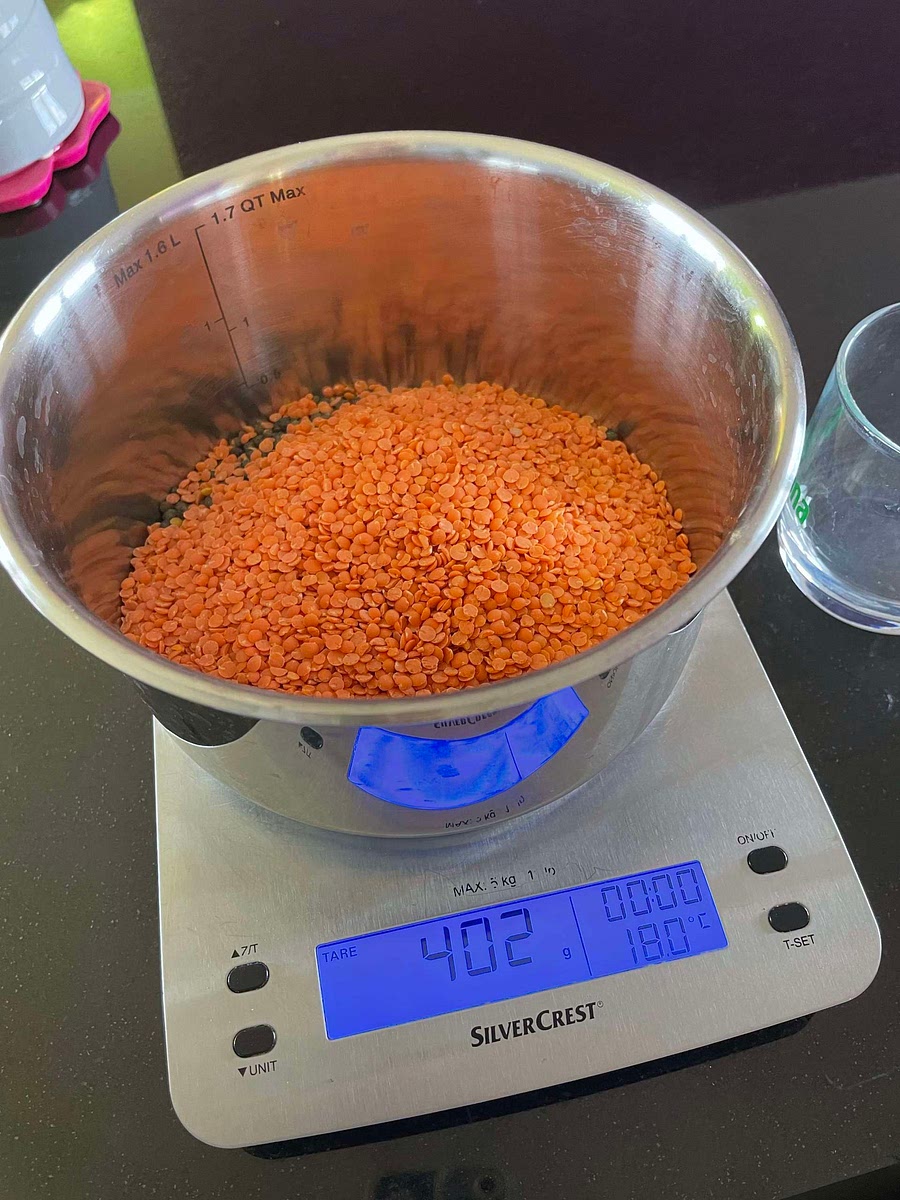 Rincer les lentilles. Faire bouillir de l’eau et ajouter les lentilles avec une feuille de laurier.
Faire cuire 20minutes puis rincer à l’eau froide pour arrêter la cuisson.