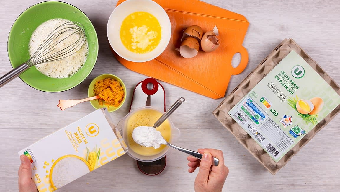 Râpez l’écorce des 2 oranges restantes pour prélever le zeste, puis pressez les fruits pour recueillir le jus. Préparez la crème : fouettez les œufs avec le sucre, délayez la fécule de maïs dans le jus des oranges, versez-la dans les œufs, ajoutez le zeste, le beurre fondu et mélangez.