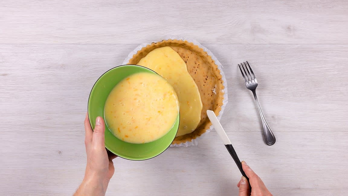 Foncez le moule à tarte, piquez le fond avec une fourchette puis versez la crème à l’orange. Enfournez pour 30 minutes.