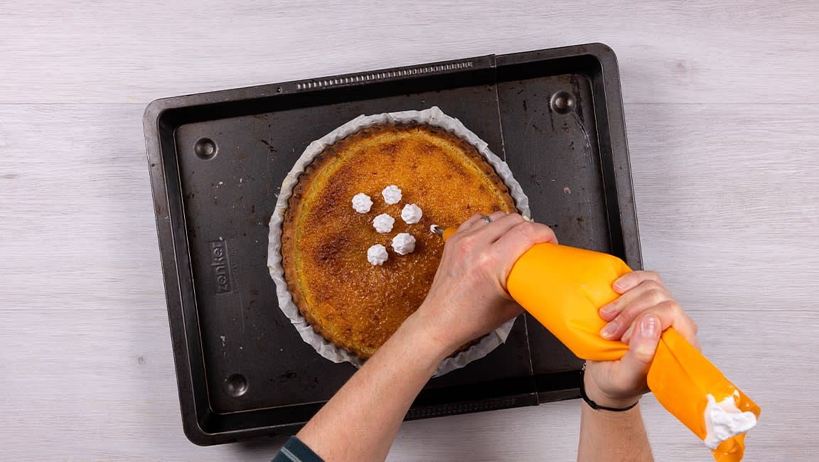 Réalisez la meringue : battez les blancs d’œufs en neige, ajoutez le sucre glace et battez encore un peu. Introduisez la meringue dans une poche munie d’une douille cannelée puis déposez des pointes de meringue sur la tarte un peu refroidie. Passez sous le gril environ 1 min, le temps de colorer les pointes de meringue. Laissez refroidir avant de servir.
