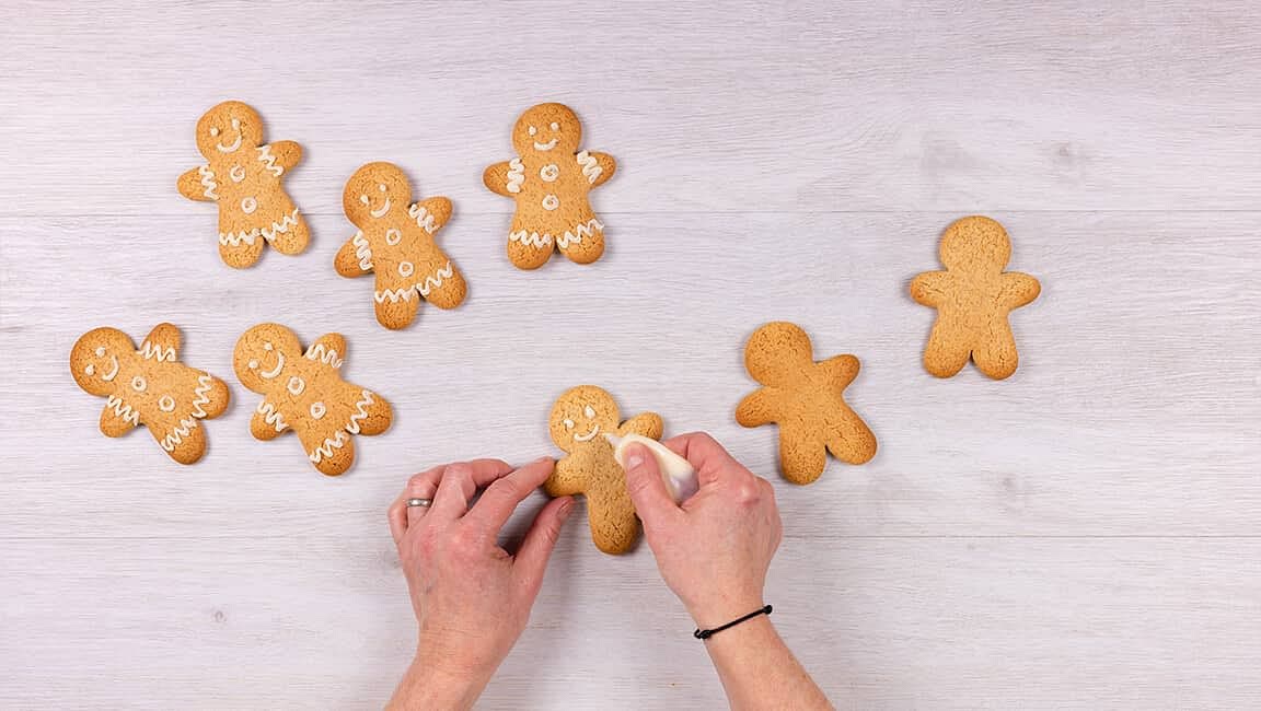 Retirez les biscuits du four et laissez-les refroidir sur une grille à pâtisserie. Décorez vos biscuits selon votre imagination à l’aide des stylos.