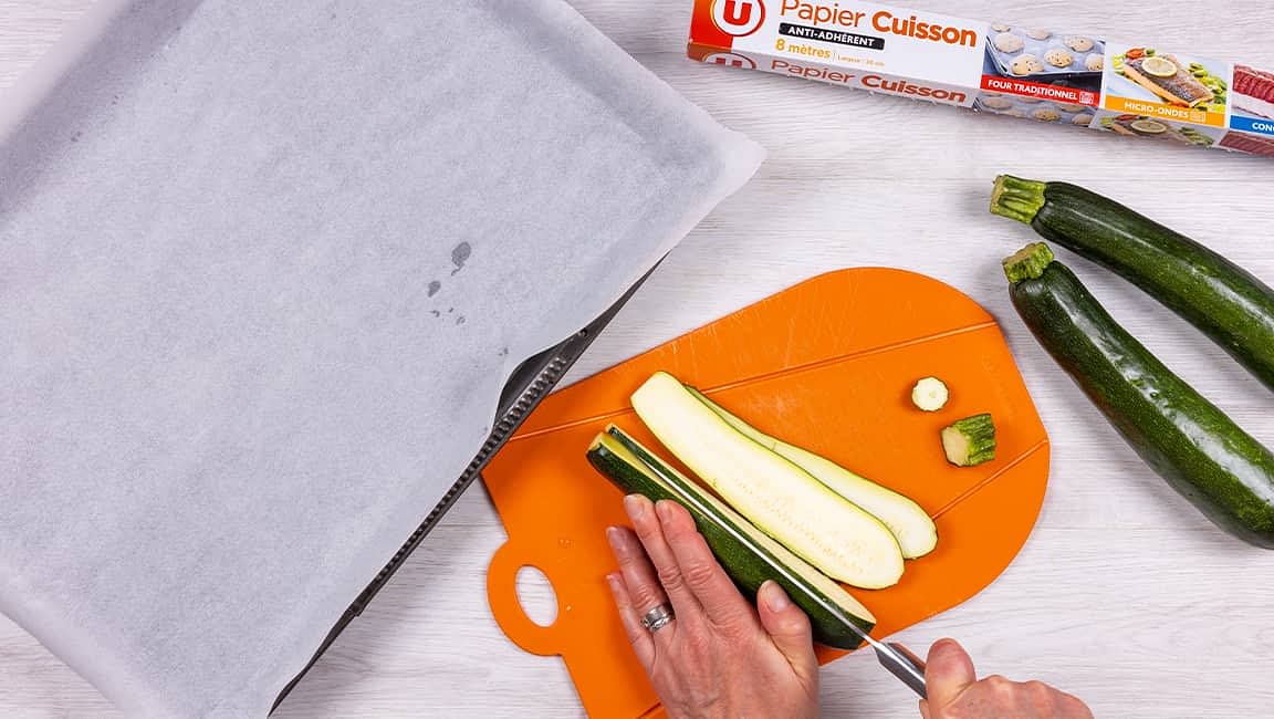 Préchauffez le four en position gril. Lavez les courgettes, essuyez-les et détaillez-les dans la longueur en tranches d’env. 3 mm d’épaisseur. Recouvrez la plaque du four de papier cuisson et déposez-y les lamelles de courgettes. Enfournez pendant env. 10 min en retournant les courgettes à mi-cuisson. Sortez du four et laissez refroidir.
