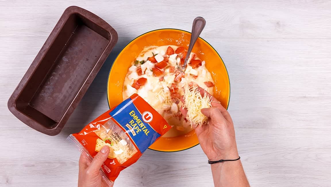 Ajoutez les dés de tomate et de mozzarella à la pâte, puis incorporez le fromage râpé. Versez le tout dans un moule antiadhésif et enfournez pour env. 45 min, jusqu’à ce que la lame d’un couteau ressorte sèche.