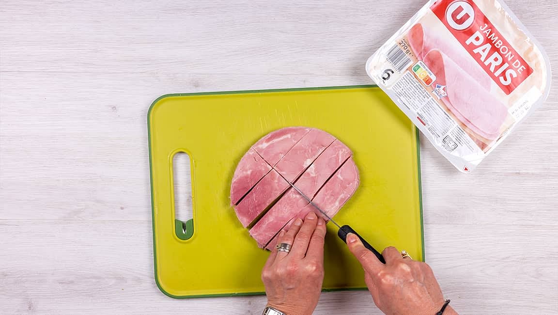 Pendant ce temps, coupez les tranches de jambon en 4 dans la longueur et en 2 dans la largeur.