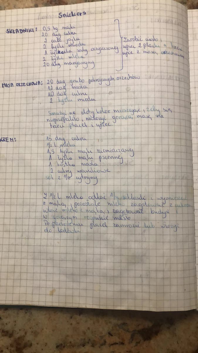 1 ciasto mąka, cukier jajka, miod soda mleko masło - upiec 2 placki a trzeci z masą orzechowa 2 masa orzechowa - orzechy, masło cukier miód - smażyć na złoty kolor wyłożyć na placek przed pieczeniem 3 krem z pół litra mleka odlać 1/4 szklanki i wymieszać z mąka. Pozostałe mleko zagotować. Ugotować jak budyń i gorącym przekładać ciasto poczym włożyć do lodówki Kostka masła ma 200g