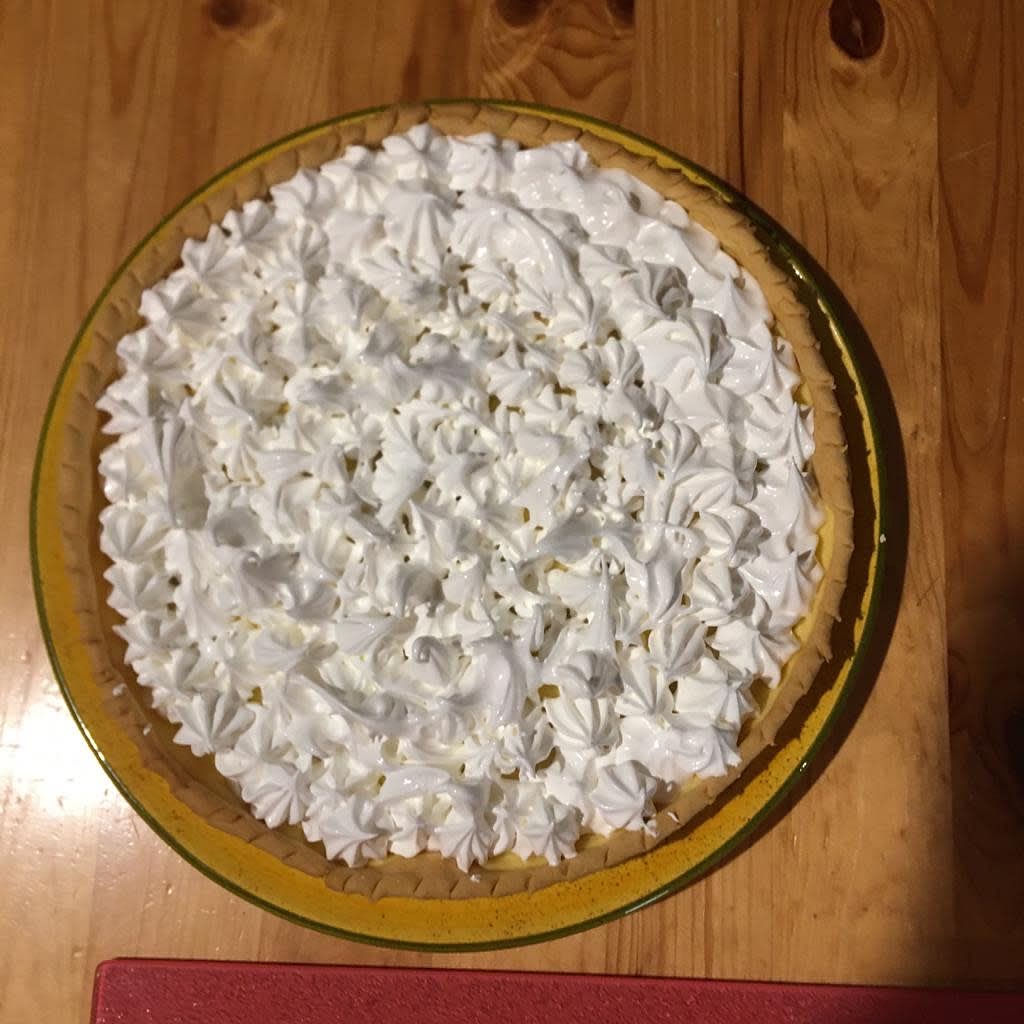 Faire la meringue Fouetter les blancs jusqu’à ce qu’ils moussent, ajouter le sucre pour les « serrer ». Quand ils sont bien nacrés, c’est prêt!
Grâce à une poche à douilles faire des petits décors.
Avec un chalumeau brunir le dessus.
C’est prêt!