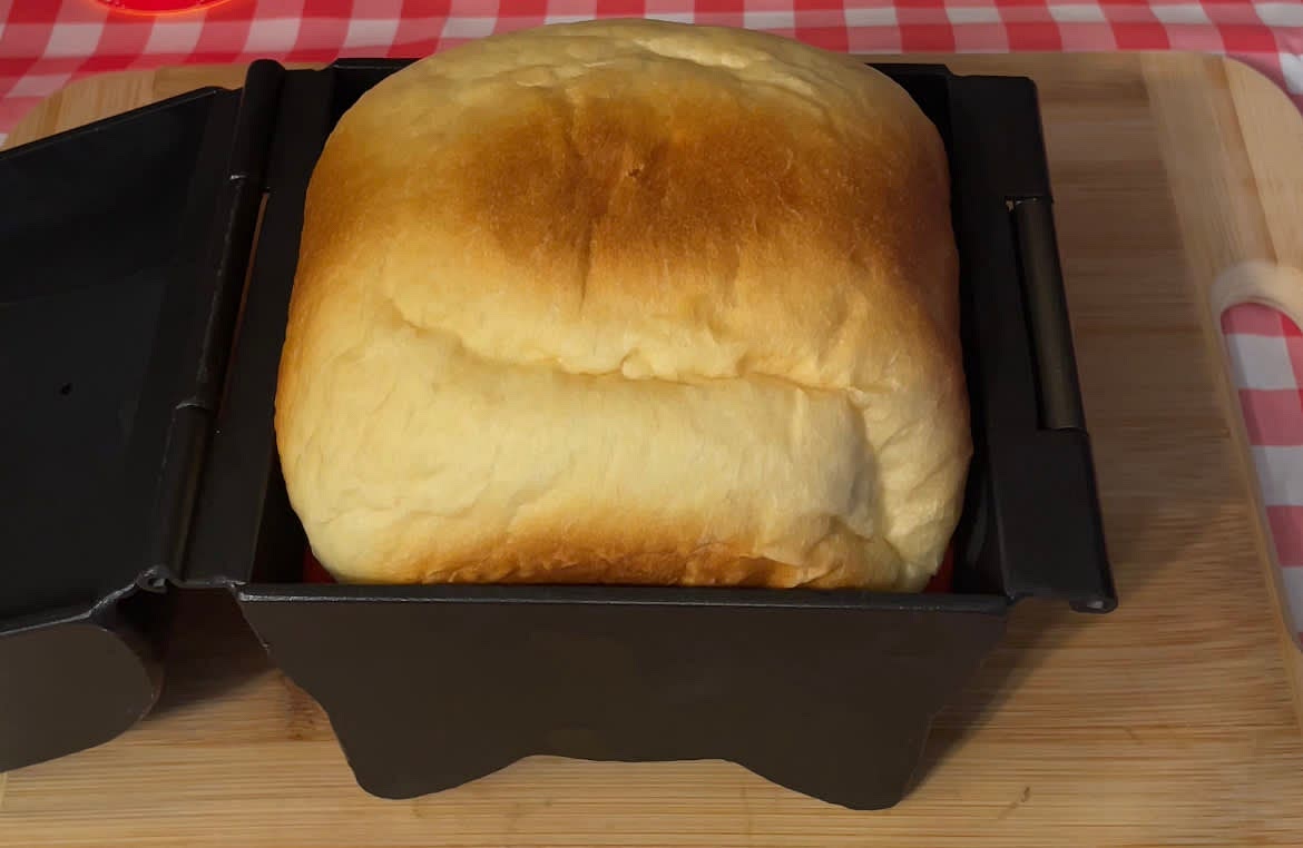 Preheat your oven to 375F and adjust the rack to the middle. The ears should be facing down when you place the mold into the oven. Bake for 25 mins.