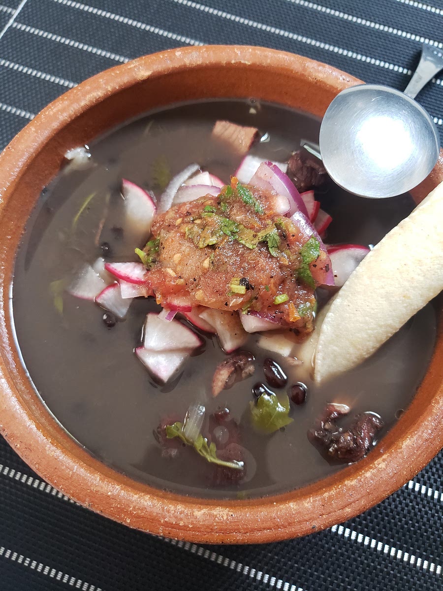 En un plato onda añade arroz, el frijol con puerco, la salsa de chiltomate y los rábanos y la cebolla morada y a comer😚 no olvides acompañar con tortillas de maíz.