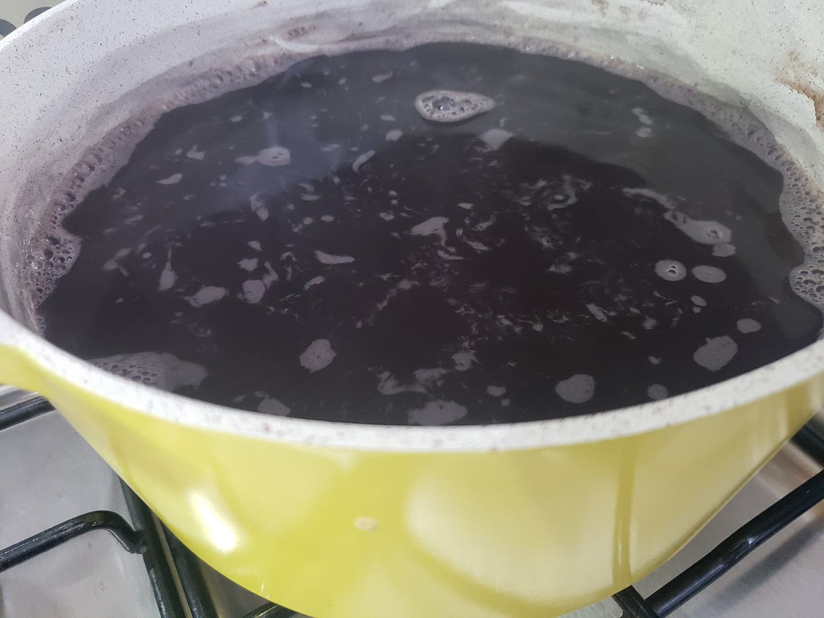 Antes que nada espulga y lava tus frijoles (de preferencia si puedes dejalo remojado en agua un día antes), agrada tus frijoles a una olla y añades agua por encima de los frijoles y dejalos hervir, no olvides mover entre ratos.