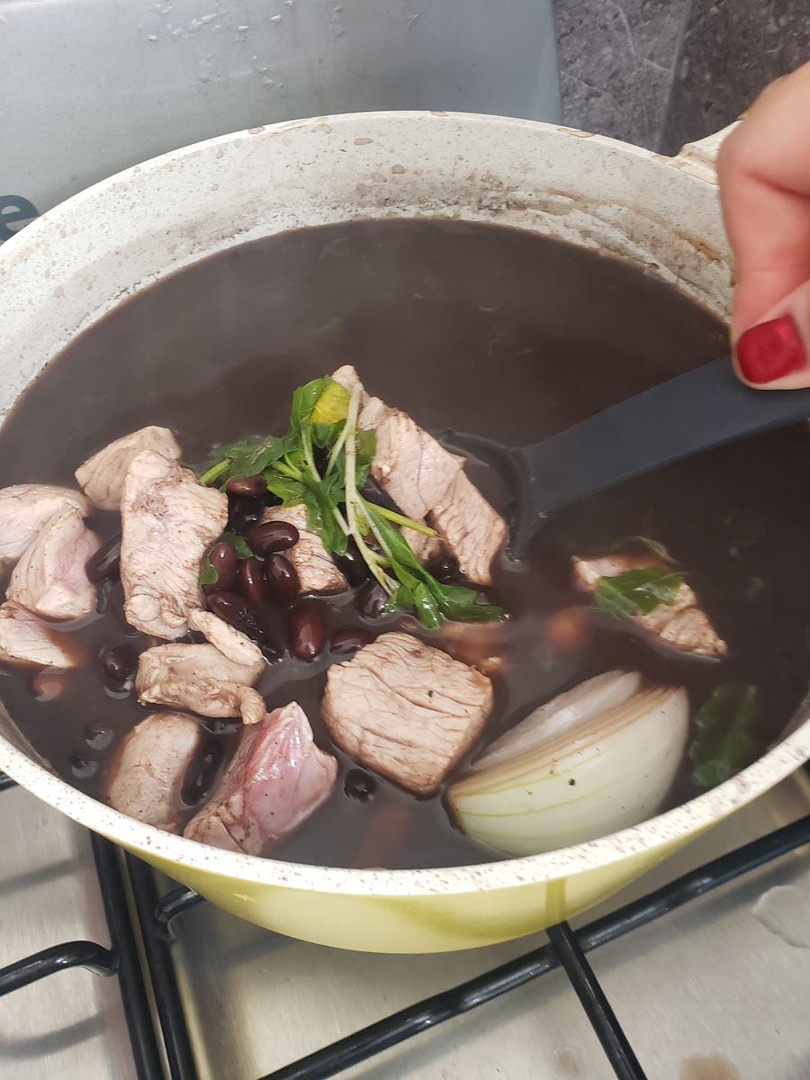 Cuando ya esta lista la carne agregar el cilantro y los dos dientes de ajo y dejar hervir por 20 minutos más, no olvides añadir la sal a tu gusto y agua lo necesario (es decir, que si lo vez muy seco le añadas más)