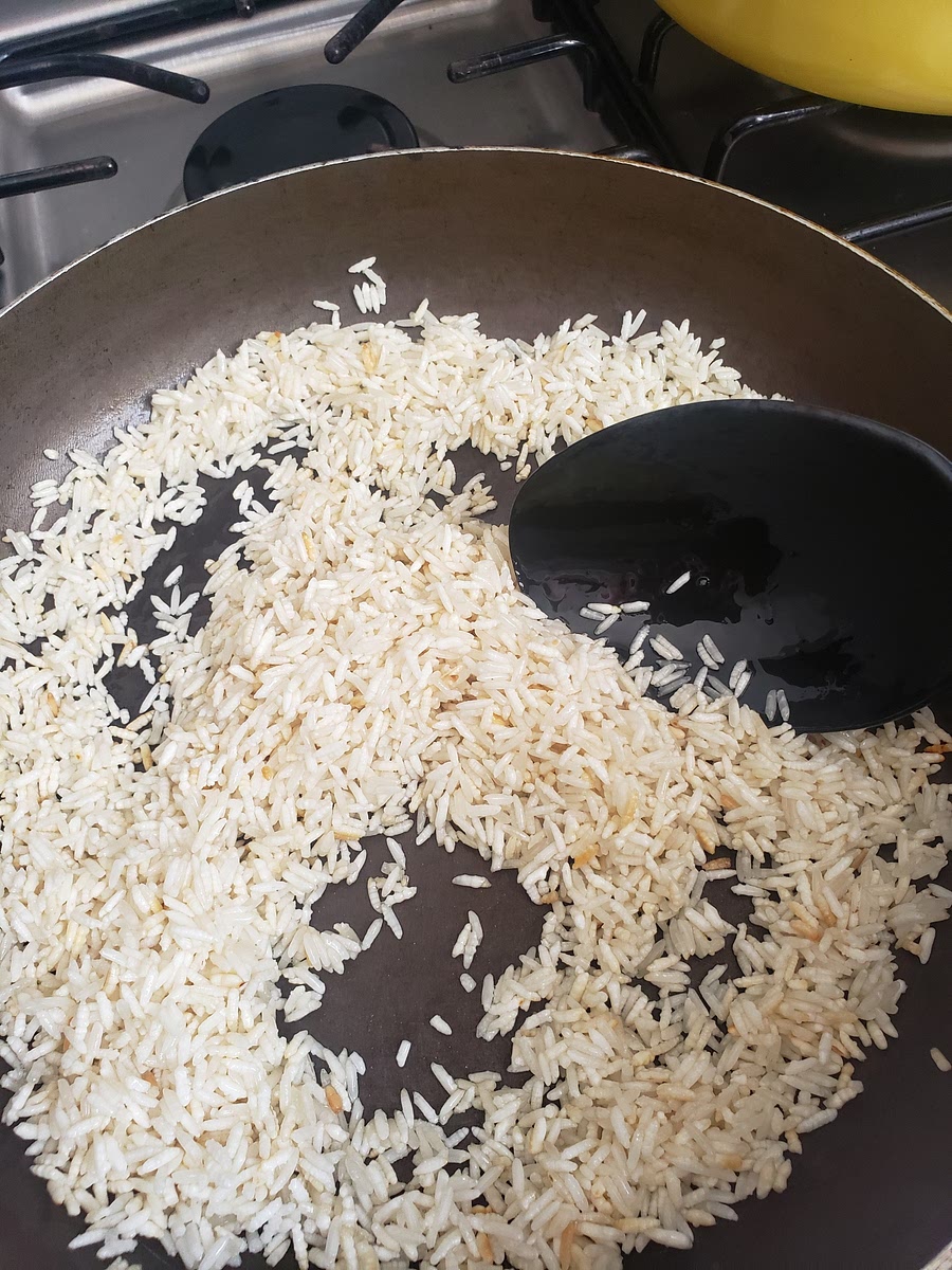 Luego agrega un poco de aceite en una sarten y pon a dorar tu arroz