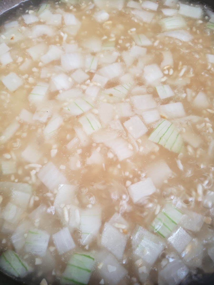 Añadir el agua y dejar que se cocine el arroz.
