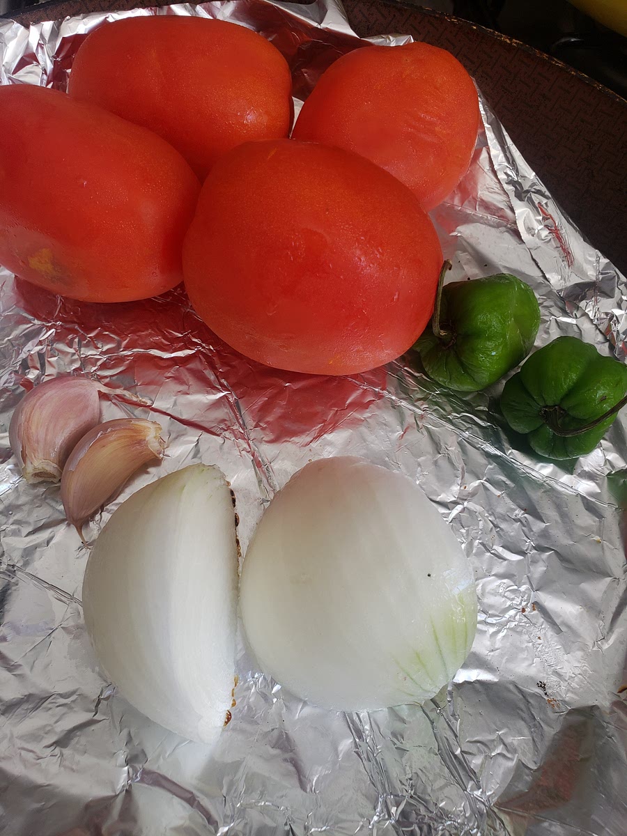Poner a tatemar los tomates, la cebolla, el chile habanero y el ajo.