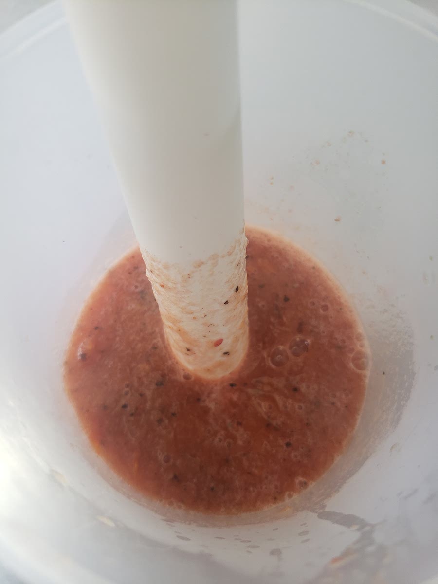En una licuadora añadir los tramate, los ajos y la sal al gusto y licuar (de preferencia que queden trocitos no completamente hecho puré)