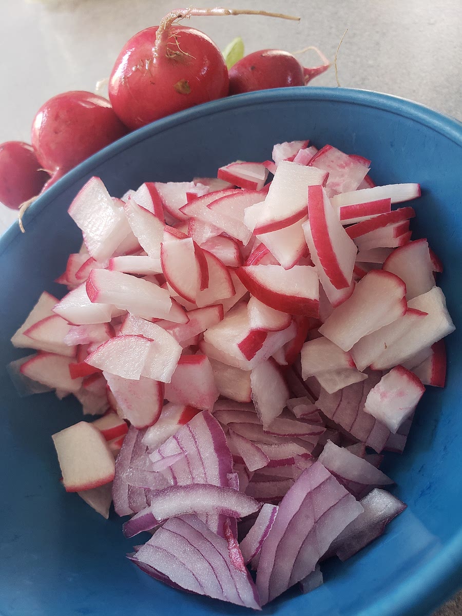 Picar los rábanos y la cebolla morada (se agrega al momento de enplatar y comer)