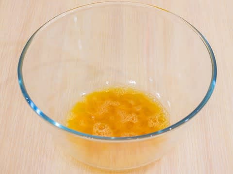 At this time, beat the egg a little.
Add salt