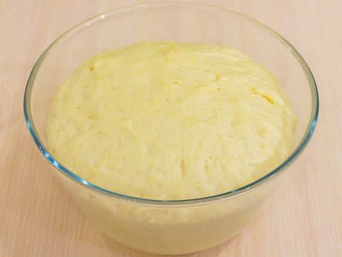 Cover the dough with cling film.
Put it in a warm place (I pour warm water into a cup, and put a bowl in it, also put the dough in a quiet dark place).
After about 30-40 minutes, the dough should rise.