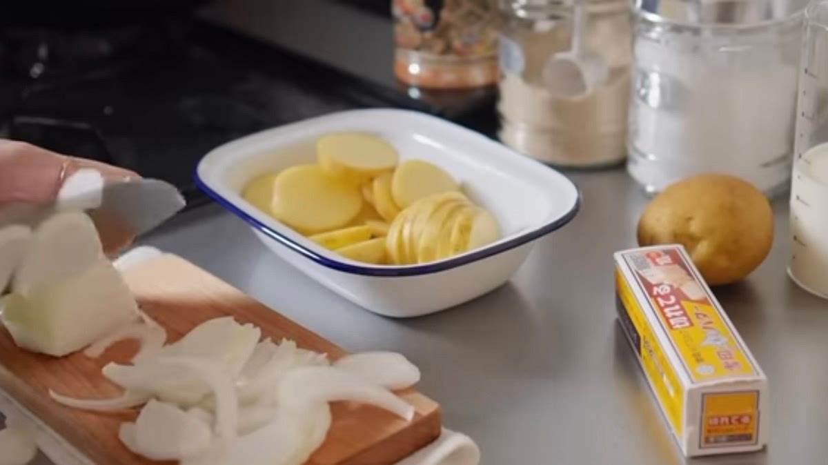 Thinly slice onion