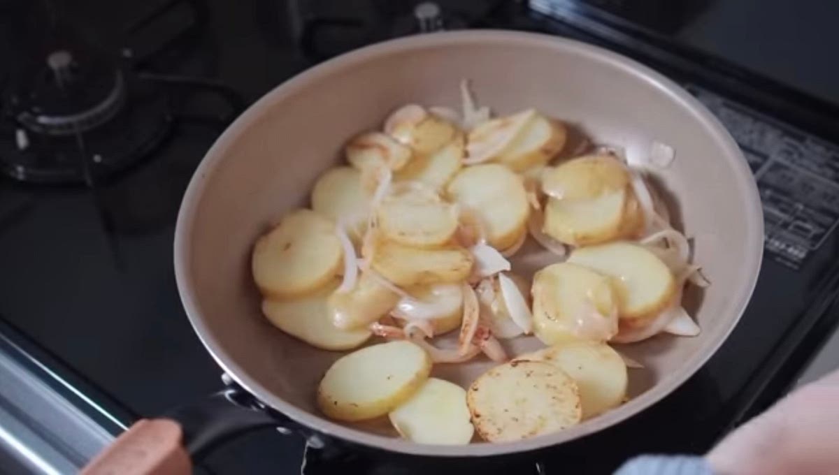 Put butter in a fraying pan. Add the onions and fry until softened. Then, add potatoes and brown the surface.