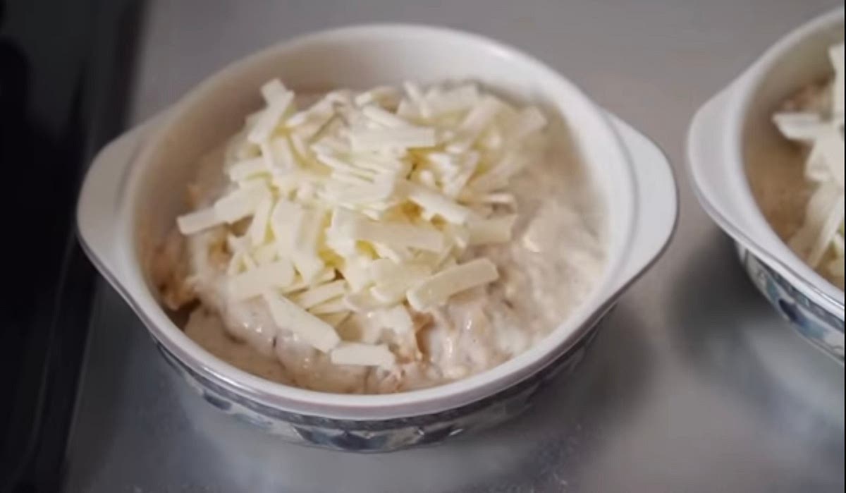 Déposer la préparation sur un plat à gratin et garnir généreusement de fromage râpé. Puis, cuire au four en mode gratin jusqu'à coloration dorée.