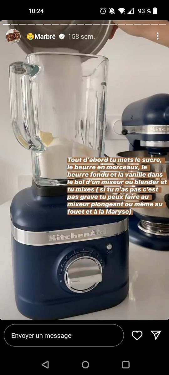 Mettre le sucre, le beurre en morceaux, le beurre fondu (beurre noisette) et la vanille dans le bol d'un mixeur ou blender et mixer.