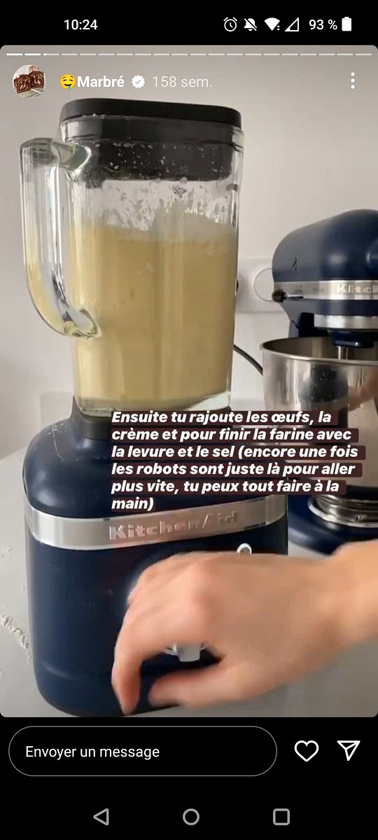 Ajouter les oeufs, la crème, mélanger, et pour finir la farine avec la levure et le sel, mélanger a nouveau.