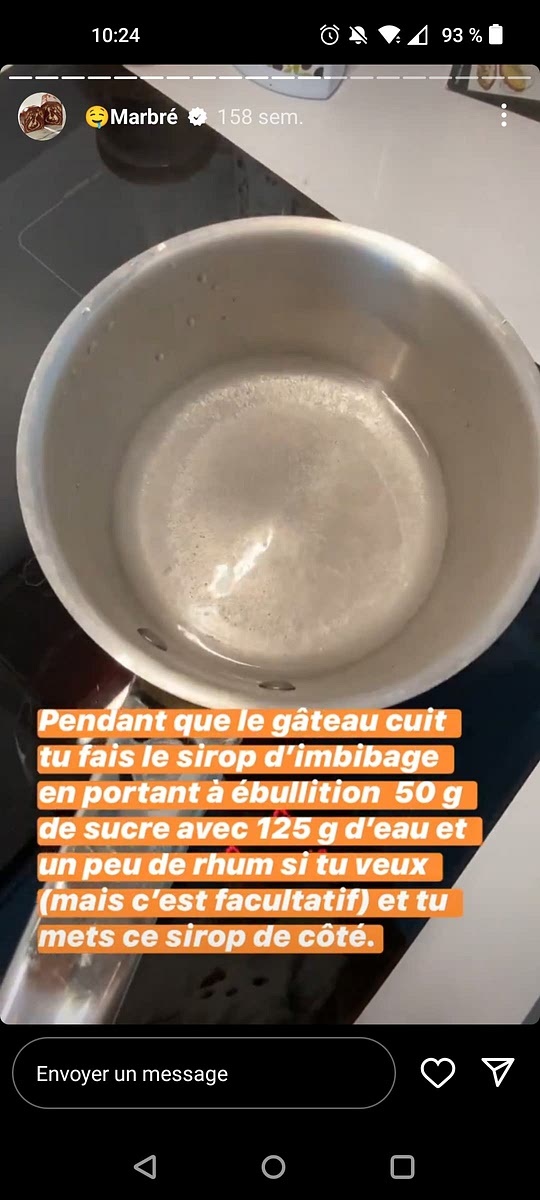 Pendant que le gâteau cuit, faire un sirop avec 50g de sucre et 120g d'eau, cuire jusqu'à ébullition.