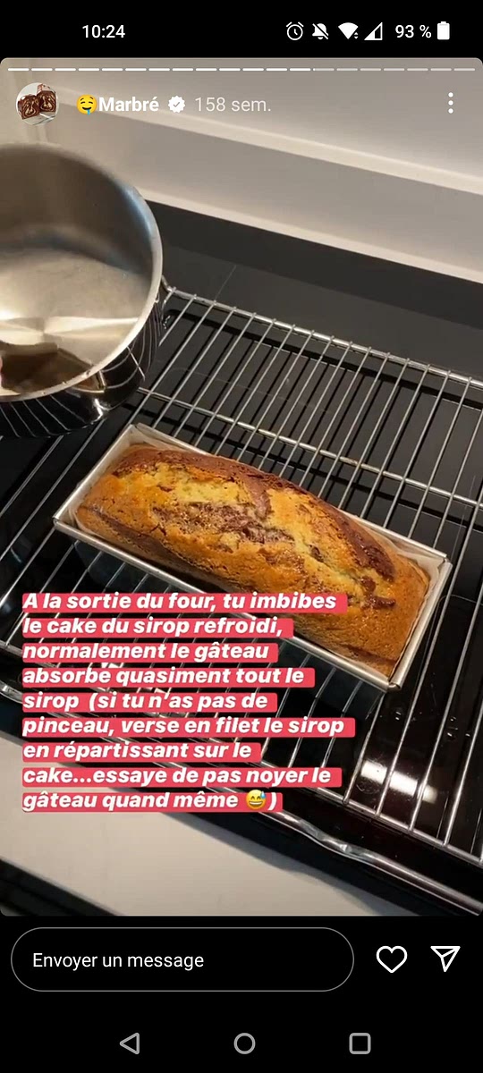 A la sortie du four, imbiber le gâteau de sirop avec un pinceau, directement dans le moule