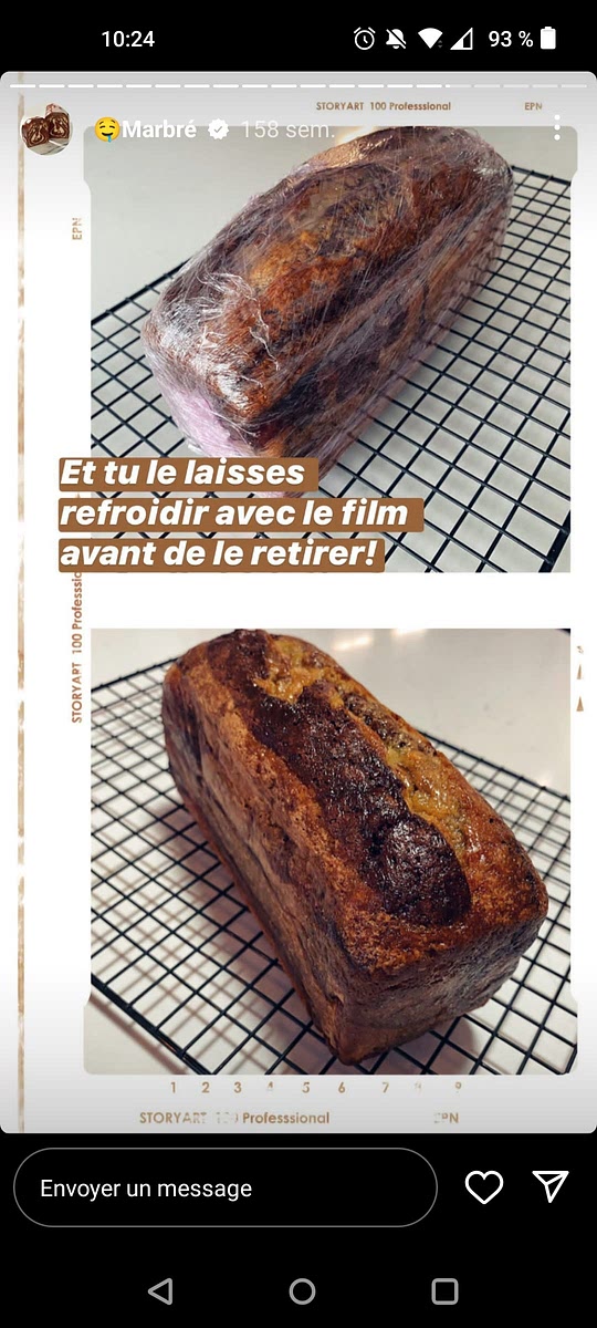 Démouler le gâteau, Puis envelopper le gâteau de papier film pour garder son moelleux jusqu'à ce qu'il refroidisse.