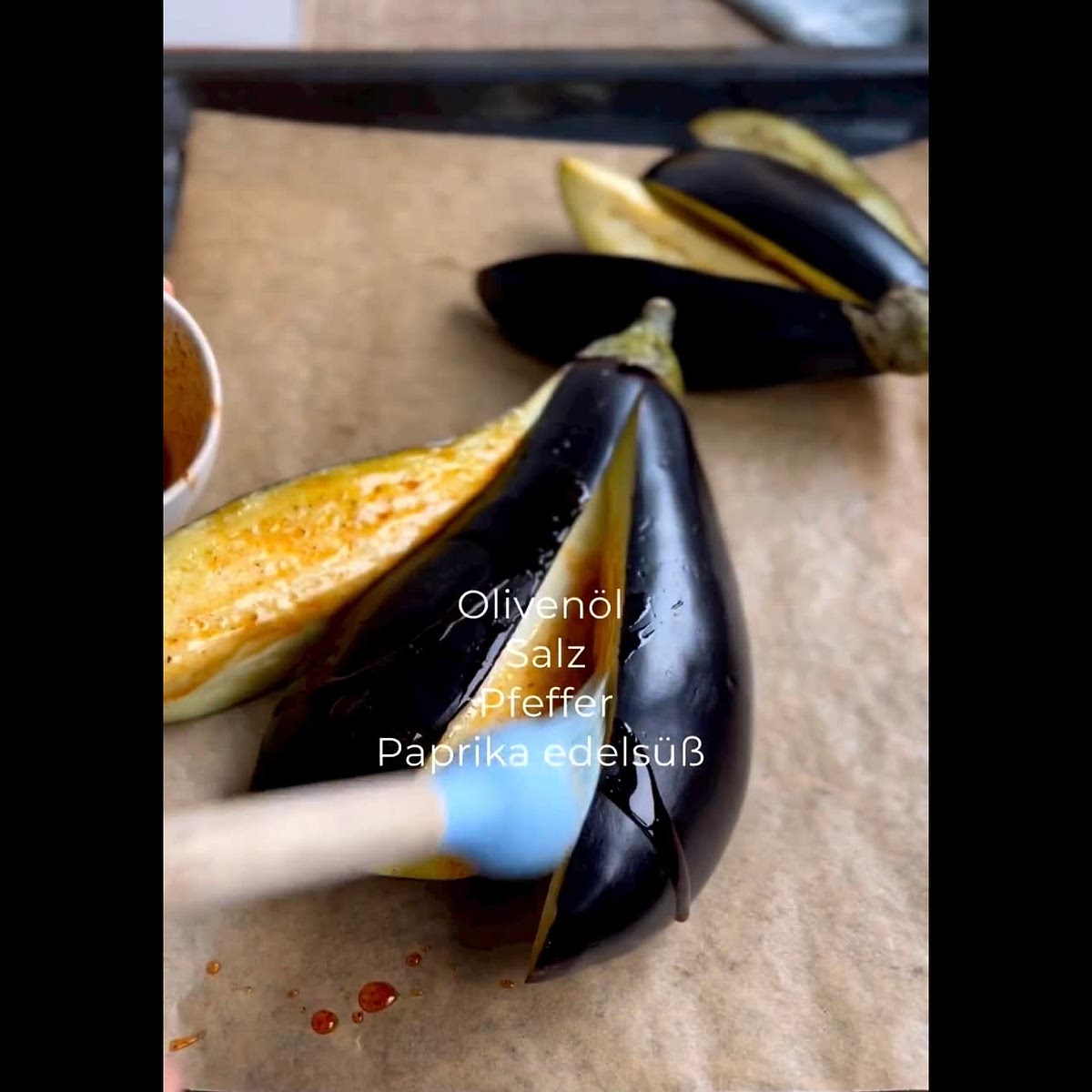 1. Coupez l'aubergine 4 fois dans le sens de la longueur puis salez bien. Laissez reposer environ 30 minutes, puis rincez le sel et essuyez les aubergines.