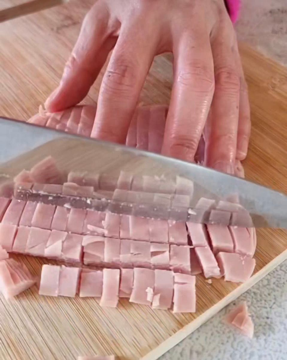 Cortar en cuadrados pequeños las Lonchas de queso y Jamón