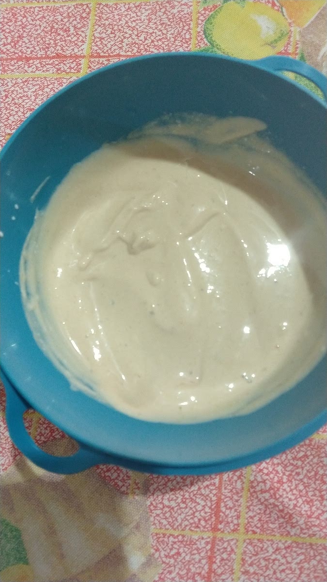 Em uma tigela prepare um molho misturando a maionese, o catchup, a mostarda e o creme de leite. Reserve.