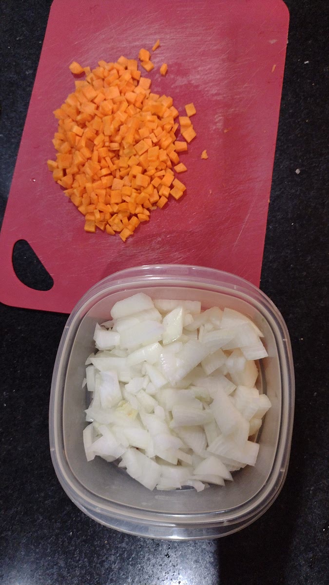 Cortar la cebolla (en pedazos medianos), y el morrón y la zanahoria en pedacitos.