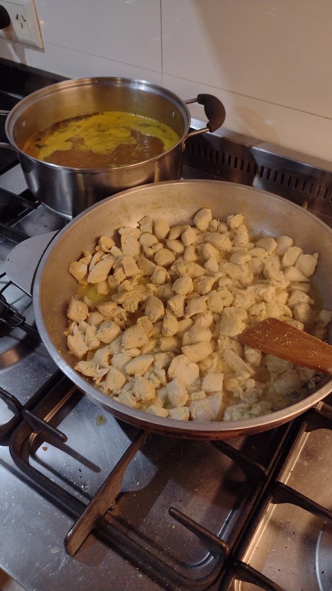 En una essen, calentar un poco de manteca y agregar el pollo trozado (después se puede agregar un poco de curry y condimento sabor champiñón)