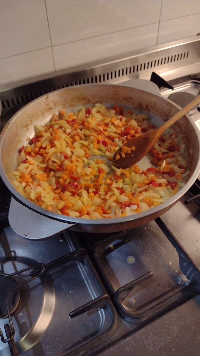 Sacar el pollo de la essen cuando esté listo. Poner en la essen algo de manteca y poner a dorar las verduras (la zanahoria primero) (agregar algo de sal a gusto).