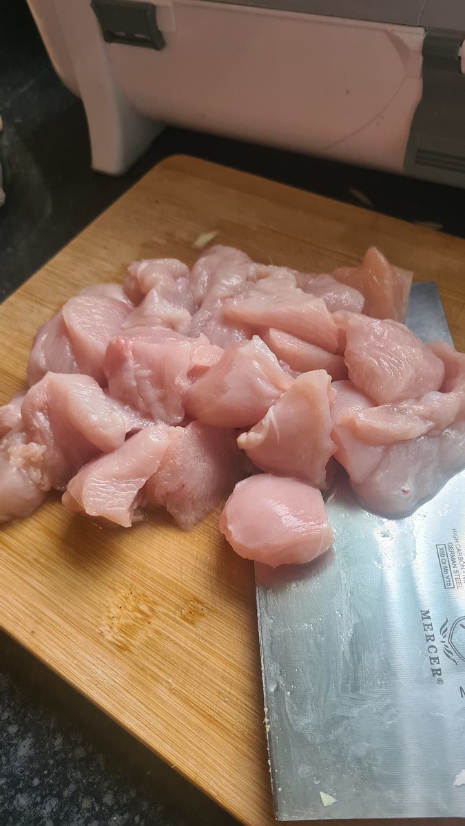Cut the chicken in small chunks