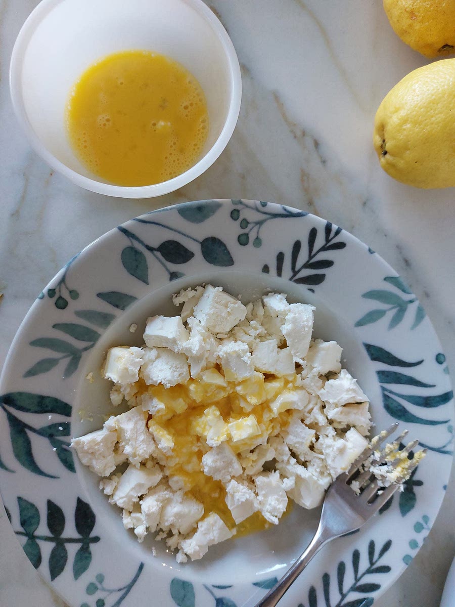 Ti prepari un uovo sbattuto mischiato a circa 3/4 di un pacchetto di feta e tieni da parte un pó di uovo per dopo