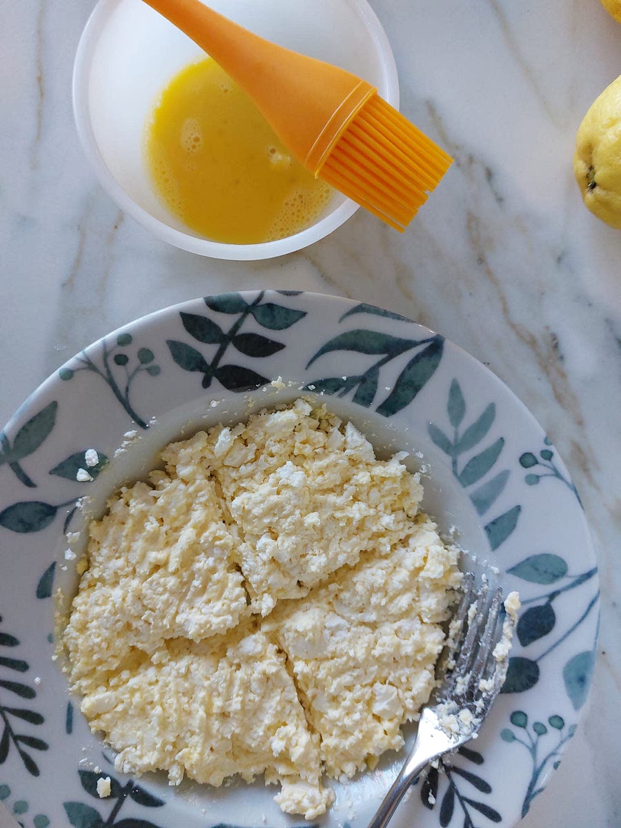 Schiacci la feta con l'uovo fino a farla diventare un impasto abbastanza amalgamato e per comodità fai una divisione in 4 parti