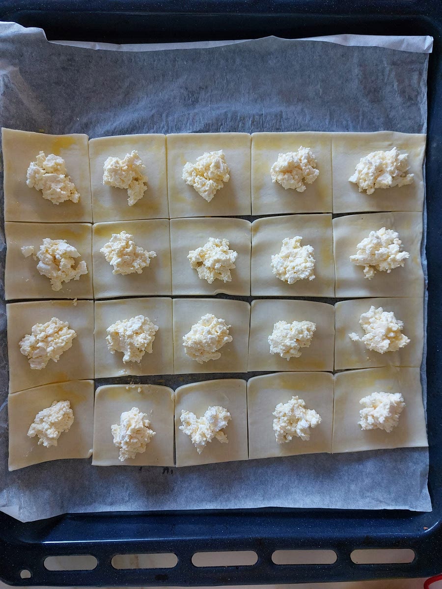 Metti l'impasto di feta e uovo al centro